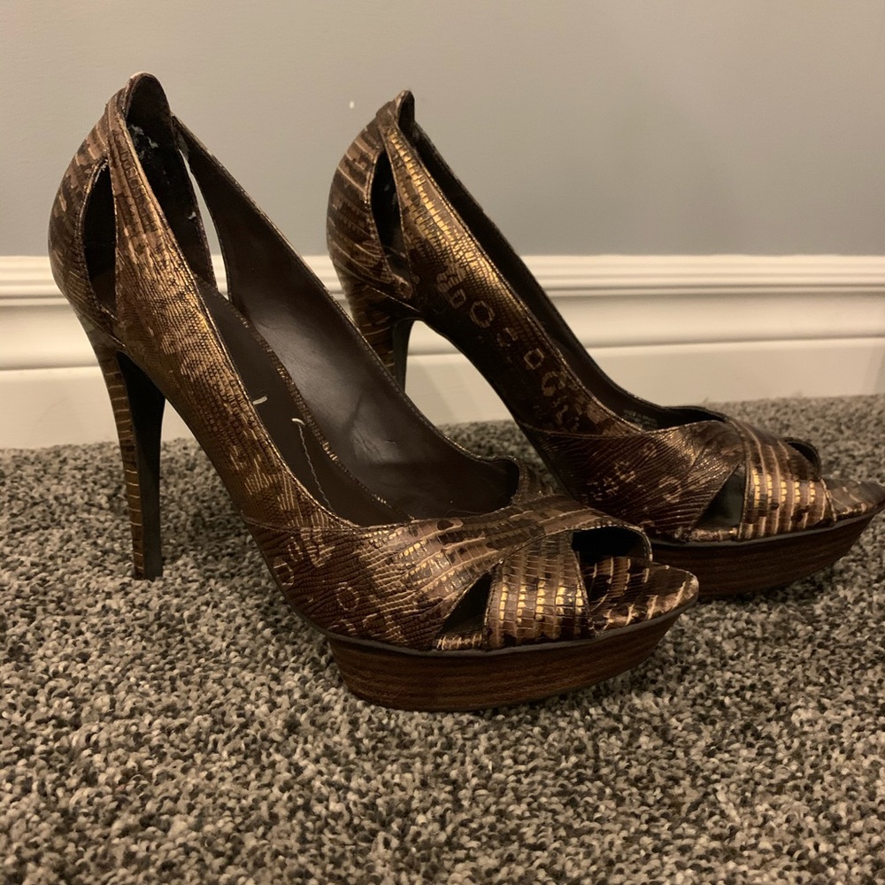 BCBG MAXAZRIA size 9 platform heels
